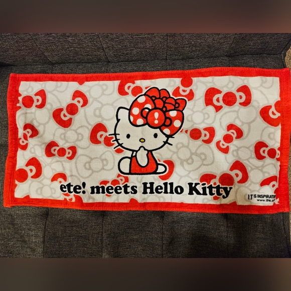 2 pcs of Sanrio Hello Kitty Hand Towel (different sizes & styles) - Picture 1 of 5